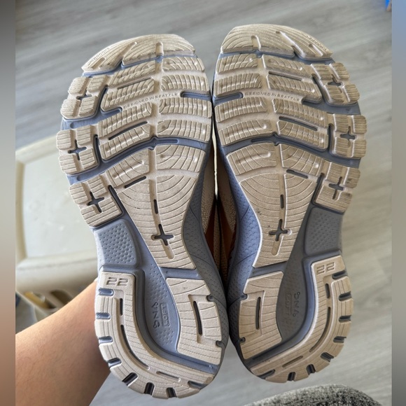 Brooks Adrenaline GTS 22 women’s 7.5 medium (1B) - Picture 5 of 6